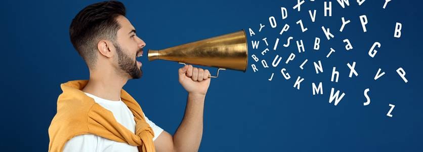 Jovem com megafone e letras voando dele